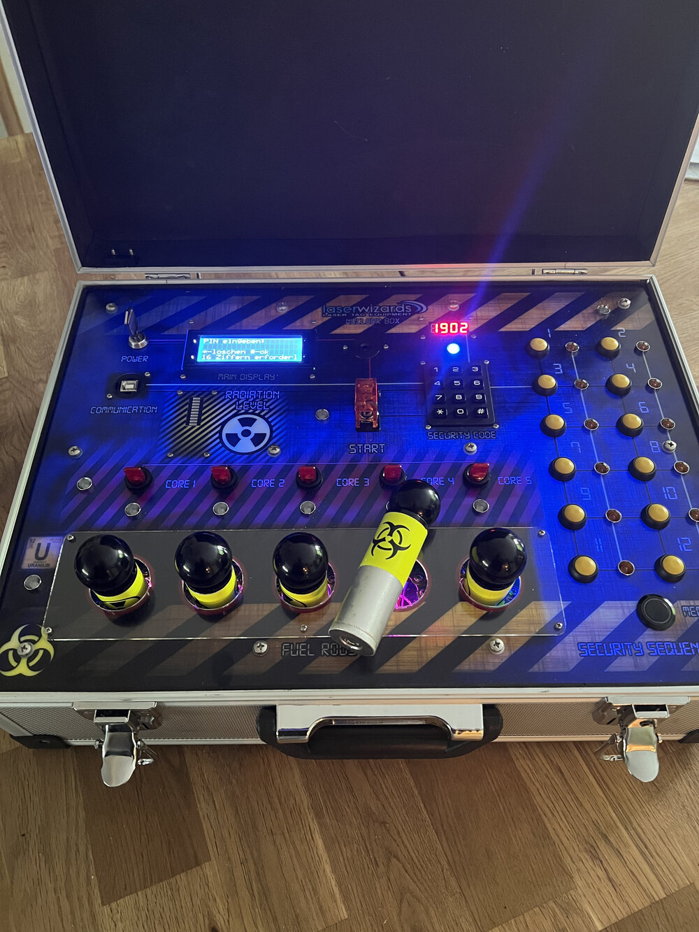 Geöffneter Escape-Koffer mit beleuchtetem Reaktor-Panel
