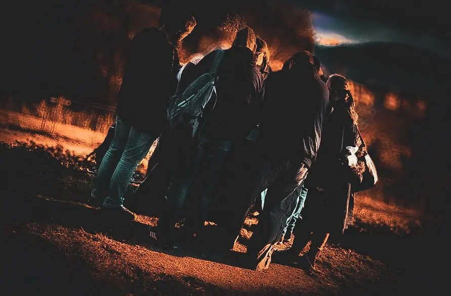 Gruppe mit Fackeln beim Outdoor-Adventure